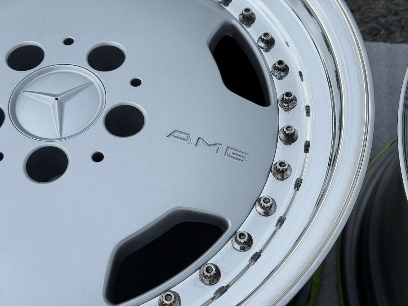 AMG Aero III Wheels by OZ Racing | 17x8.5 & 10" ET18/ET17 | 5x112 | Staggered Three-Piece | White / Chrome Lip - Image 9