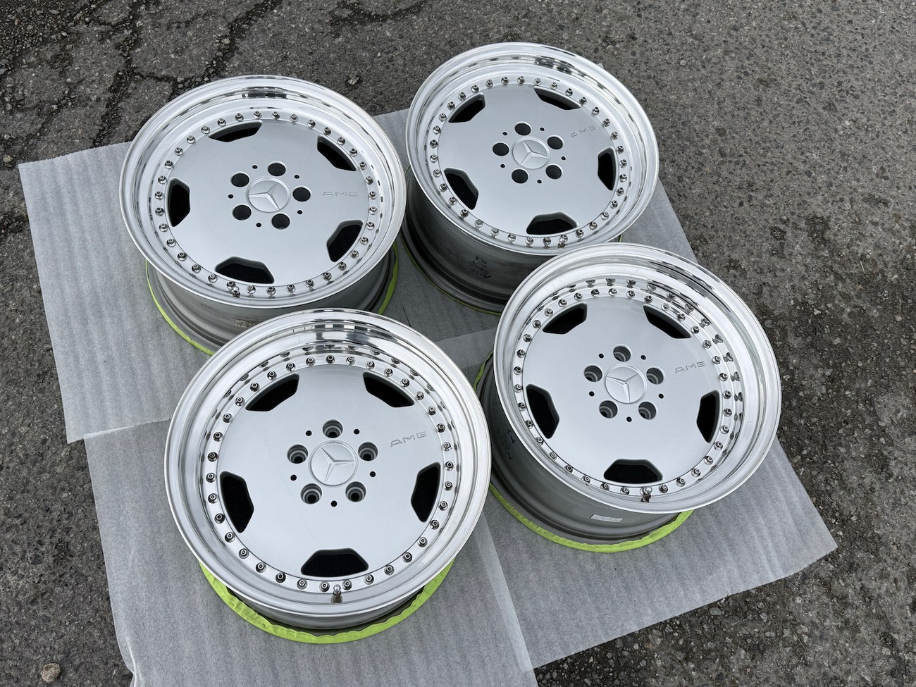 AMG Aero III Wheels by OZ Racing | 17x8.5 & 10" ET18/ET17 | 5x112 | Staggered Three-Piece | White / Chrome Lip - Image 2