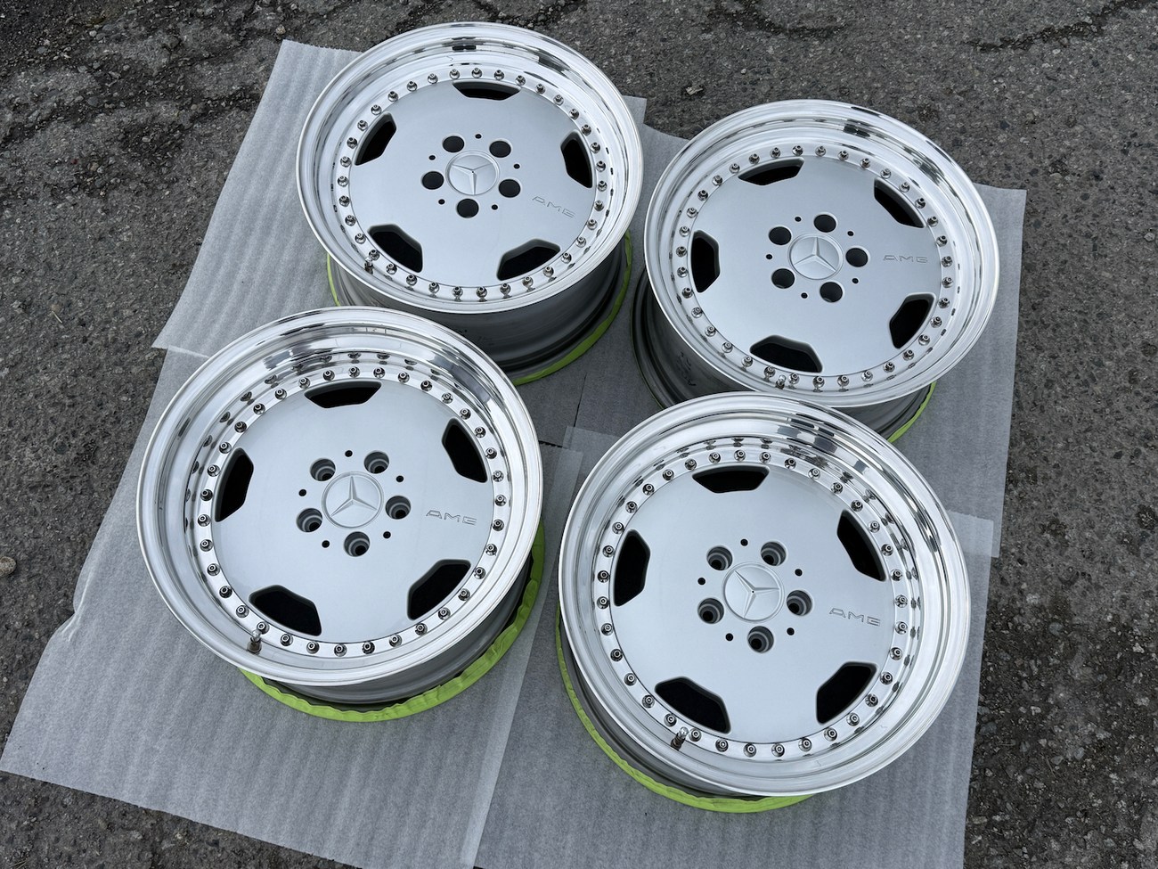 AMG Aero III Wheels by OZ Racing | 17x8.5 & 10" ET18/ET17 | 5x112 | Staggered Three-Piece | White / Chrome Lip - Image 3
