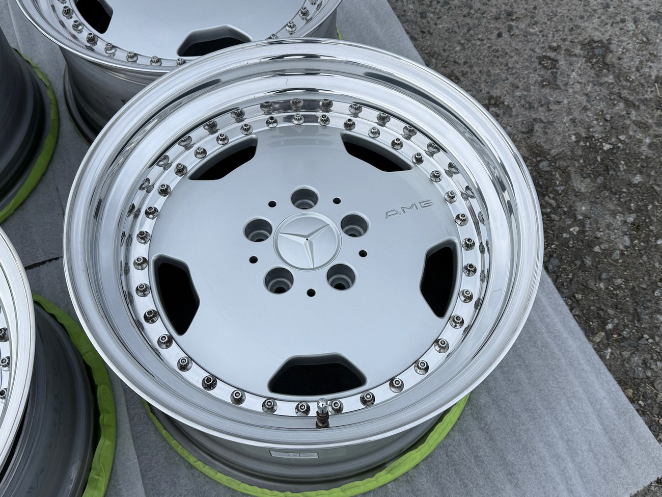 AMG Aero III Wheels by OZ Racing | 17x8.5 & 10" ET18/ET17 | 5x112 | Staggered Three-Piece | White / Chrome Lip - Image 4