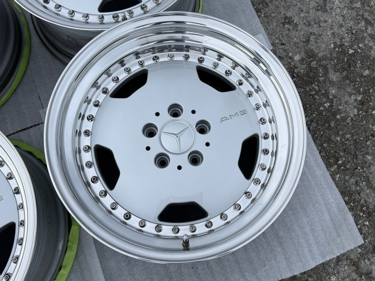AMG Aero III Wheels by OZ Racing | 17x8.5 & 10" ET18/ET17 | 5x112 | Staggered Three-Piece | White / Chrome Lip - Image 5