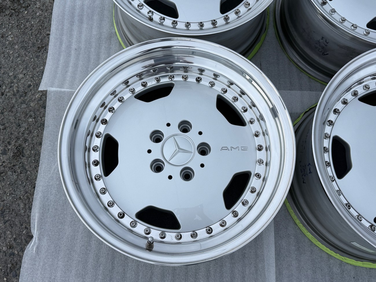 AMG Aero III Wheels by OZ Racing | 17x8.5 & 10" ET18/ET17 | 5x112 | Staggered Three-Piece | White / Chrome Lip - Image 7