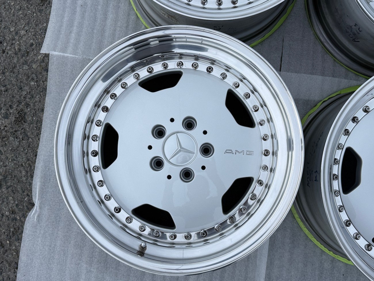 AMG Aero III Wheels by OZ Racing | 17x8.5 & 10" ET18/ET17 | 5x112 | Staggered Three-Piece | White / Chrome Lip - Image 8